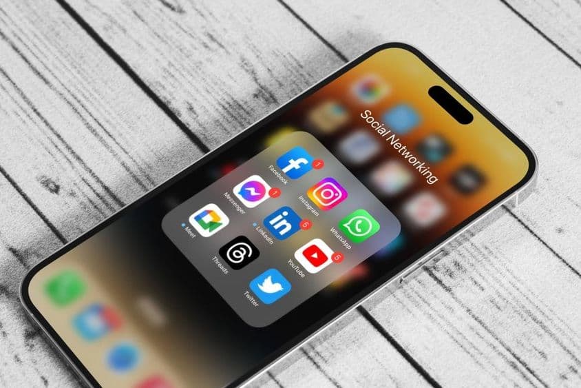 Logos de aplicativos de mídia social em um iPhone 14 Pro Max da Apple.