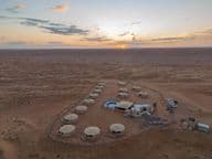 Acampamento de luxo no meio do deserto omanense.