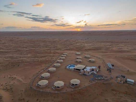 Acampamento de luxo no meio do deserto omanense.