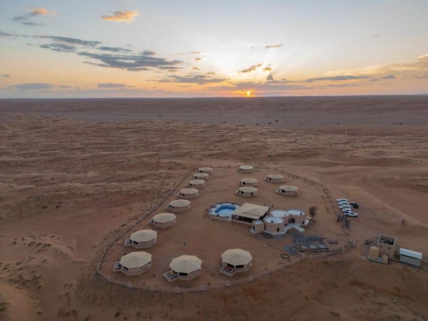 Acampamento de luxo no meio do deserto omanense.