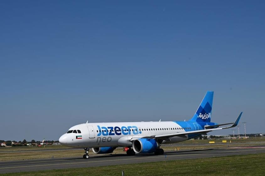 Avião da Jazeera Airways no solo.