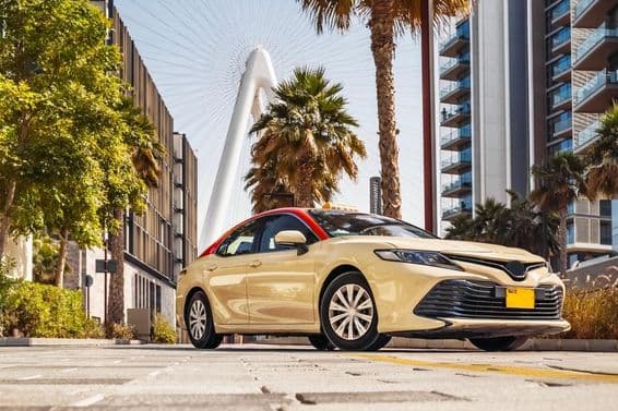 Um táxi dirigindo em uma rua de Dubai.