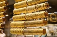 Pulseiras de ouro em uma vitrine de joalheria.