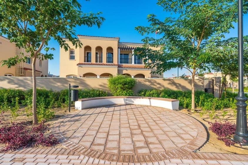 Parque infantil e área esportiva na comunidade Serena Villa em Dubai Land.