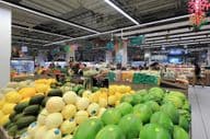 Melões verdes e amarelos empilhados para venda a consumidores em um supermercado no shopping de Dubai.