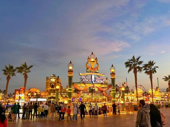 A rua do Global Village em Dubai.