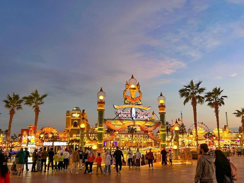 A rua do Global Village em Dubai.