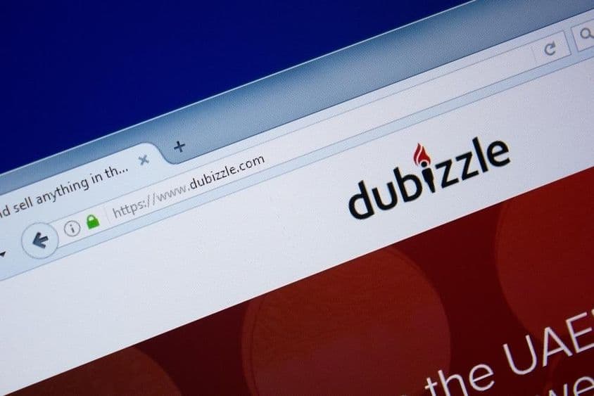 A página inicial do site Dubizzle exibida em um monitor de PC, url - Dubizzle.com.