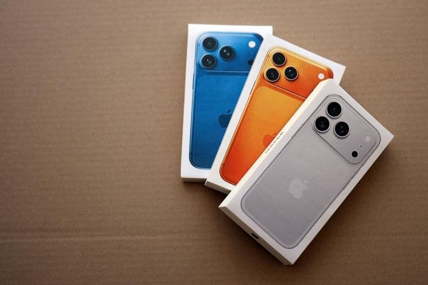 Caixa do Apple iPhone 17 Pro Max Prata e outras caixas de modelos de iPhone.