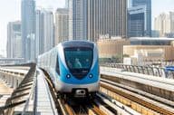 Trem do metrô de Dubai transporte público próximo à estação Dubai Marina.
