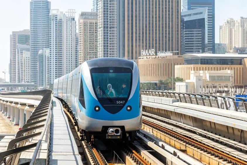 Trem do metrô de Dubai transporte público próximo à estação Dubai Marina.