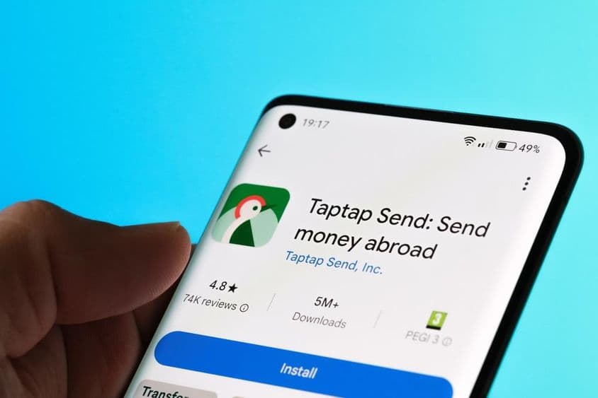 O aplicativo Taptap Send exibido em um smartphone.