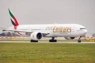 Emirates Boeing 777-31H (ER) REG: A6-ENE no Aeroporto Vaclav Havel de Praga.