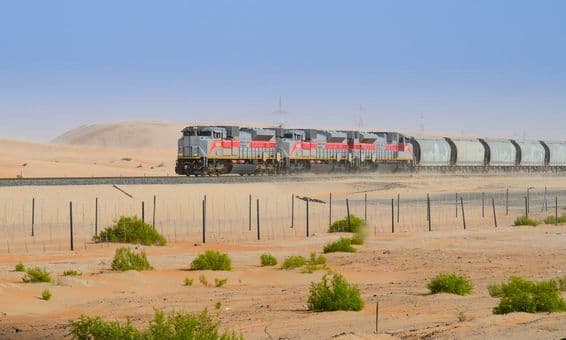 Jornada de trem pelo deserto de Liwa em Abu Dhabi.