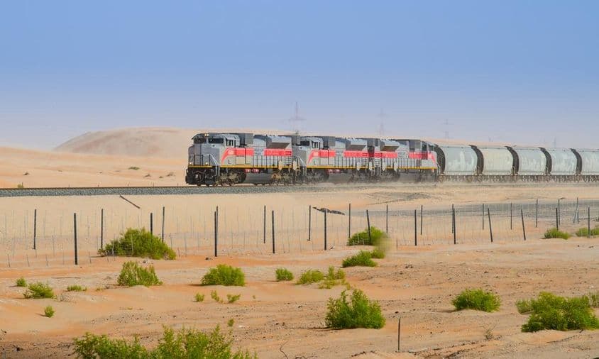 Jornada de trem pelo deserto de Liwa em Abu Dhabi.