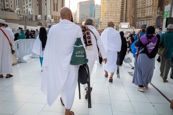 Peregrinos de Umrah caminhando perto da Grande Mesquita em Meca.