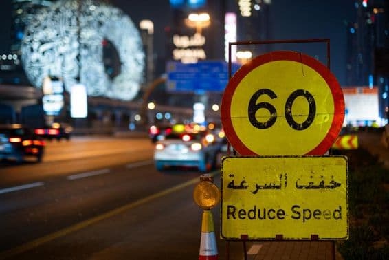 Rodovia de Dubai à noite com limite máximo de velocidade.