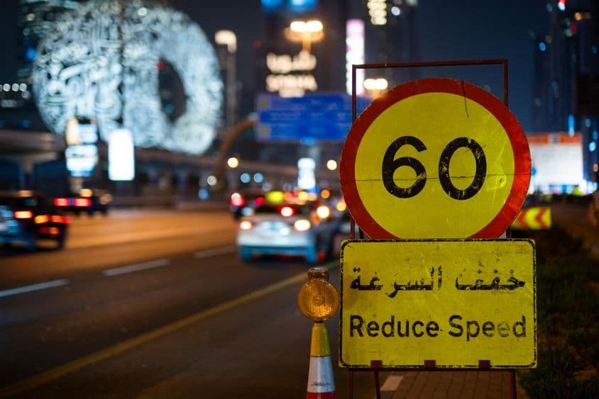 Rodovia de Dubai à noite com limite máximo de velocidade.