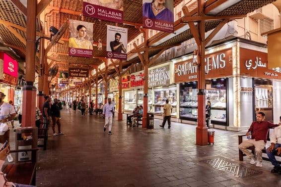Ruas ladeadas por lojas de ouro no Mercado de Ouro de Dubai.