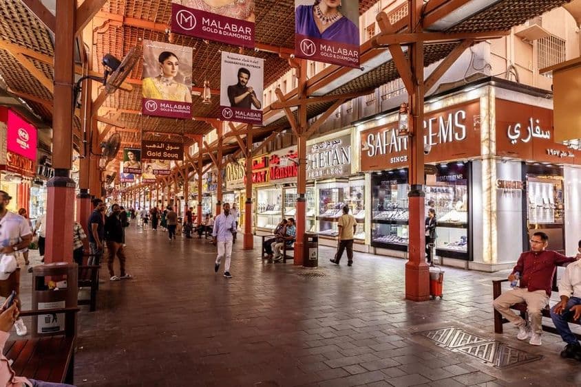 Ruas ladeadas por lojas de ouro no Mercado de Ouro de Dubai.