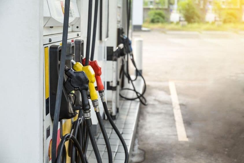 Bombas de combustível, gasolina, diesel, em um posto de gasolina