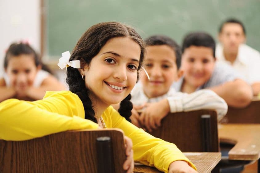 Crianças em uma sala de aula escolar.