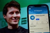 Logotipo do Telegram visível ao fundo com o CEO Pavel Durov.