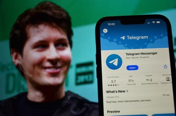 Logotipo do Telegram visível ao fundo com o CEO Pavel Durov.