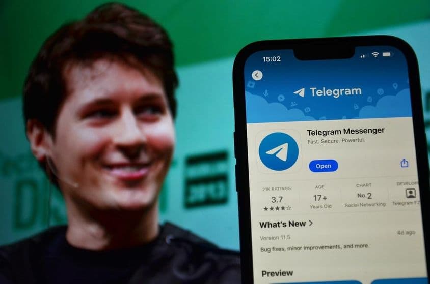 Logotipo do Telegram visível ao fundo com o CEO Pavel Durov.