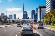 Táxi na cidade de Dubai nas ruas da cidade.