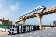 Trem atravessa acima do destino de restaurantes e entretenimento The Pointe.