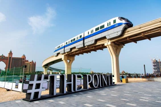 Trem atravessa acima do destino de restaurantes e entretenimento The Pointe.