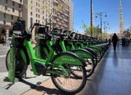 Fila de bicicletas Careem em uma estação de acoplamento.