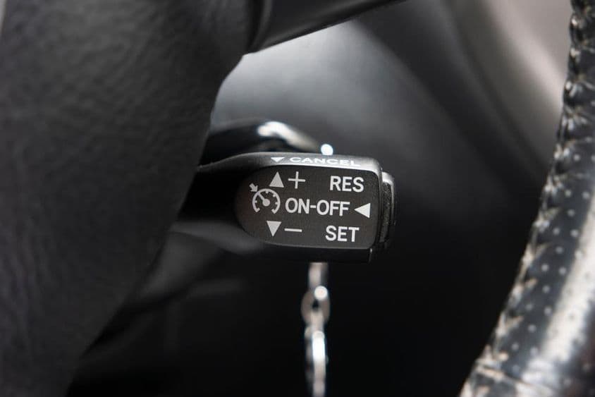 Alavanca de controle de cruzeiro em um carro.