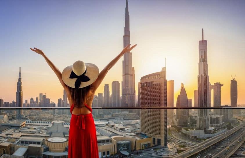 O skyline moderno dos Emirados Árabes Unidos.