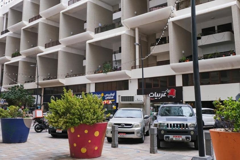 Fachada de um edifício residencial moderno com grandes varandas de dois andares, EAU.