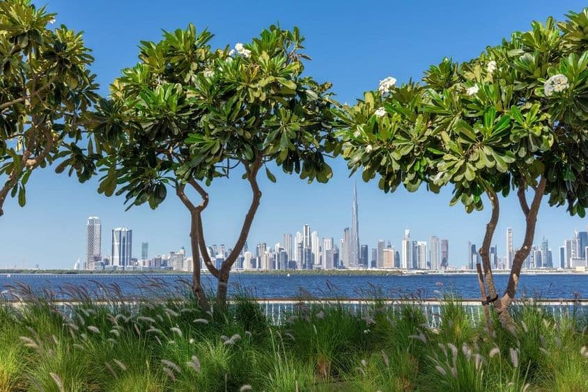 Vista do centro de Dubai a partir do canal Dubai Creek.