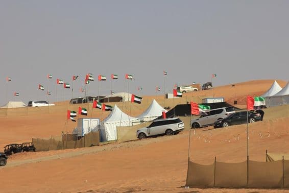 Veículos off-road e acampamento selvagem em grandes dunas de areia.