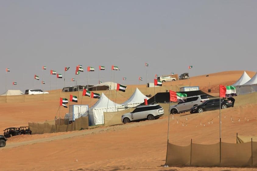 Veículos off-road e acampamento selvagem em grandes dunas de areia.