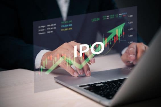 Profissional de negócios trabalhando em um laptop com uma interface digital de IPO.