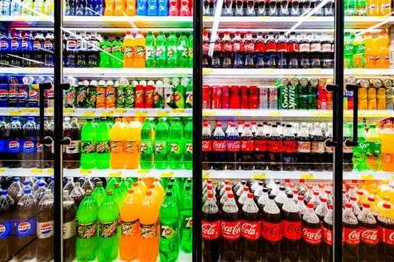 Dubai vendendo várias bebidas carbonatadas açucaradas em um supermercado.