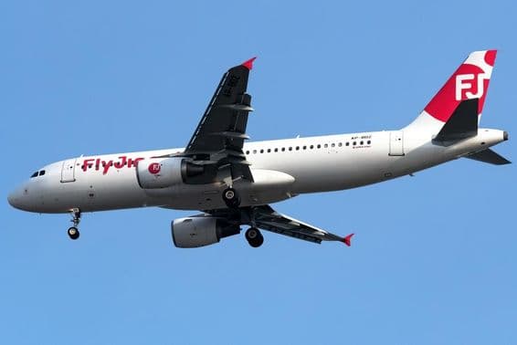 O recém-arrendado Airbus A320 da Fly Jinnah começa seu primeiro voo.