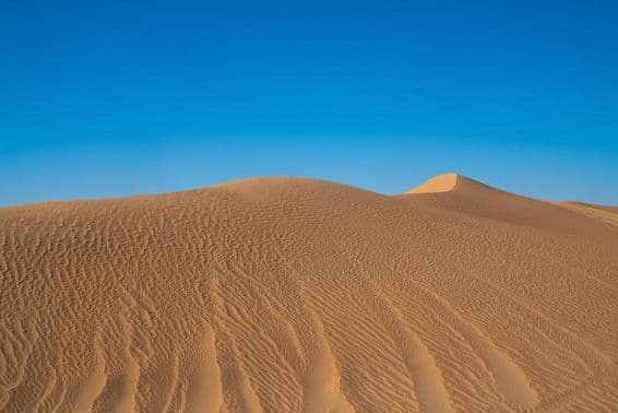 Deserto de areia em Dubai, nos Emirados Árabes Unidos.