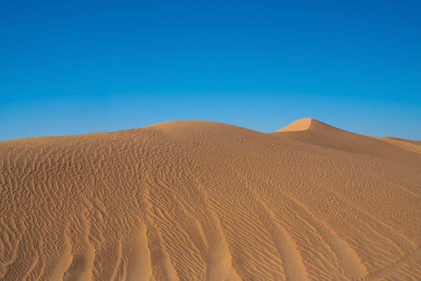 Deserto de areia em Dubai, nos Emirados Árabes Unidos.