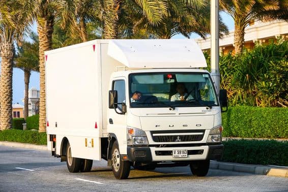 Mitsubishi Fuso Canter cargo van em Dubai.