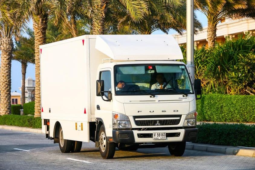 Mitsubishi Fuso Canter cargo van em Dubai.