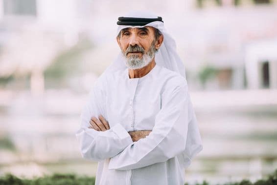 Empresário sênior em Dubai.