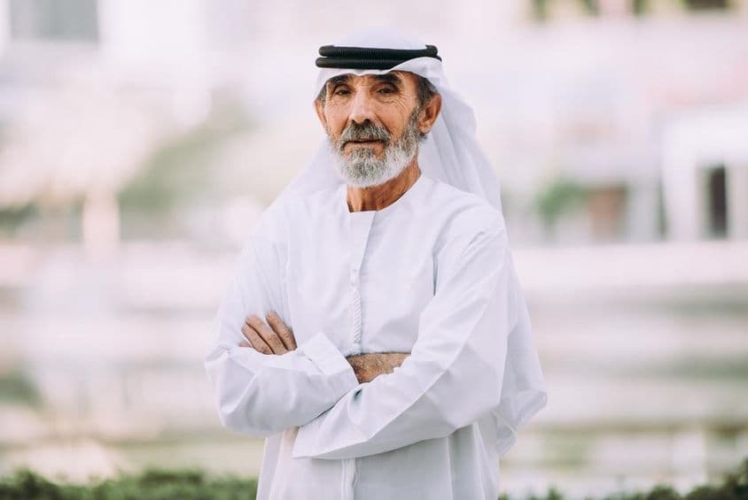 Empresário sênior em Dubai.