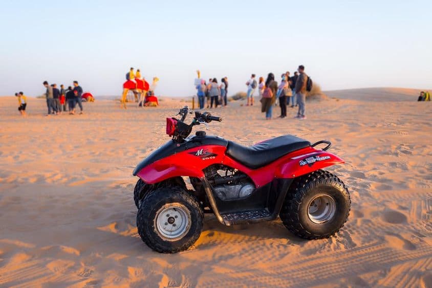 Aventura de motocross para turistas visitando Dubai.