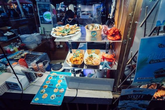 Culinária tailandesa tradicional em um restaurante flutuante com street foods na Global Village, Dubai.